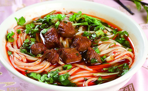 成都美食小吃擔(dān)擔(dān)面，鹵汁酥香，咸鮮微辣