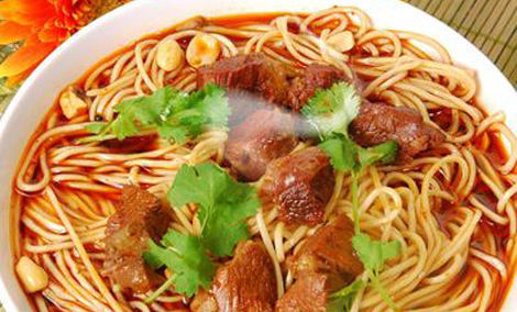 成都美食小吃擔(dān)擔(dān)面，鹵汁酥香，咸鮮微辣