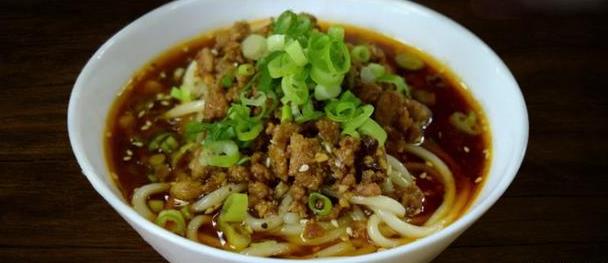 成都美食小吃擔(dān)擔(dān)面，鹵汁酥香，咸鮮微辣