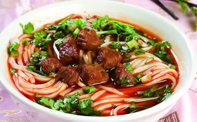 成都美食小吃擔(dān)擔(dān)面，鹵汁酥香，咸鮮微辣