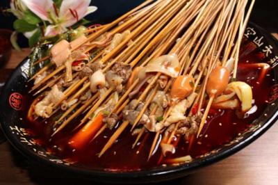 四川學(xué)串串香技術(shù)去哪里好？老師在旁邊指導(dǎo)