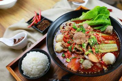 冒菜培訓(xùn)技術(shù)培訓(xùn)哪家強(qiáng)？教你底料的炒制